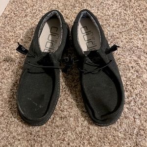 Hey dudes! Womens size 9 only wore a few times